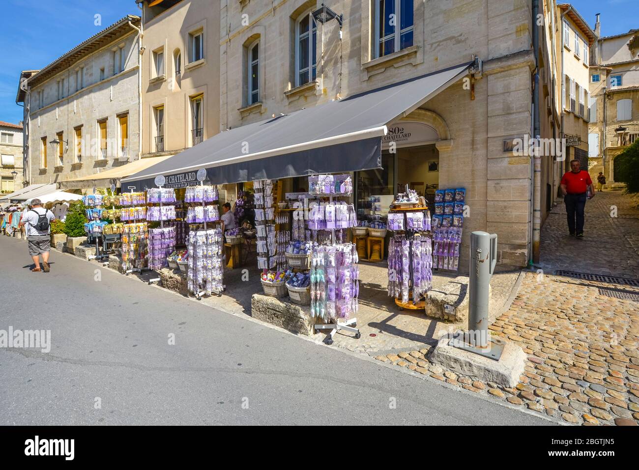 I turisti camminano in un negozio di articoli da regalo che vende prodotti Lavender sul marciapiede nella regione Provenza di Avignone Francia Foto Stock