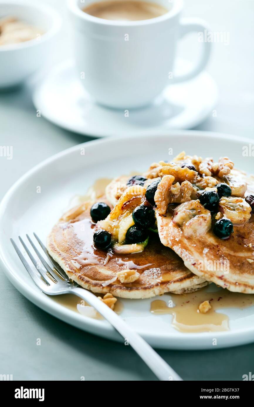 Frittelle di noce di banana al mirtillo con sciroppo Foto Stock