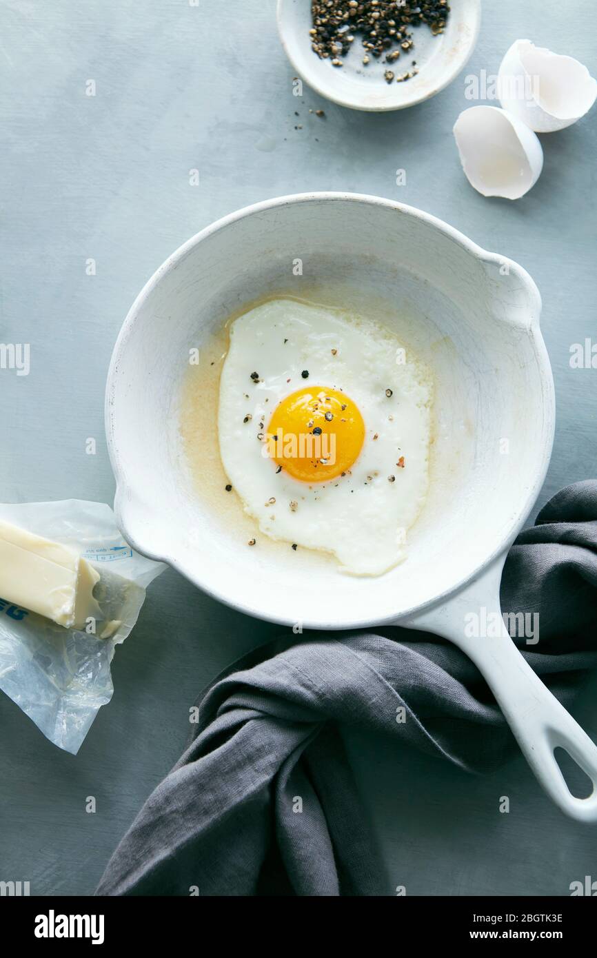 Uovo sunny fritto con lato in padella Foto Stock