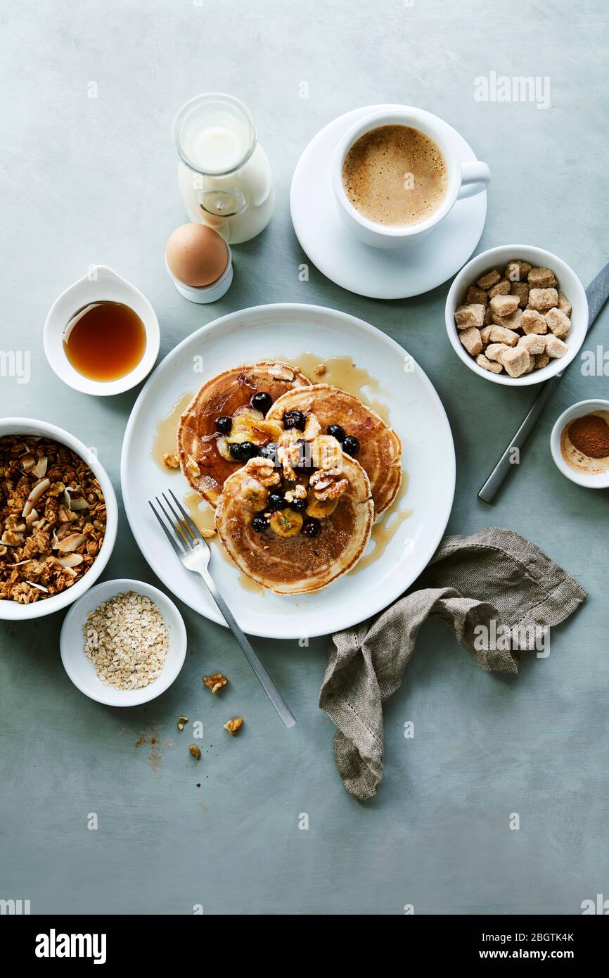 Pancake di banana di noce di mirtillo integrale con granola e caffè Foto Stock