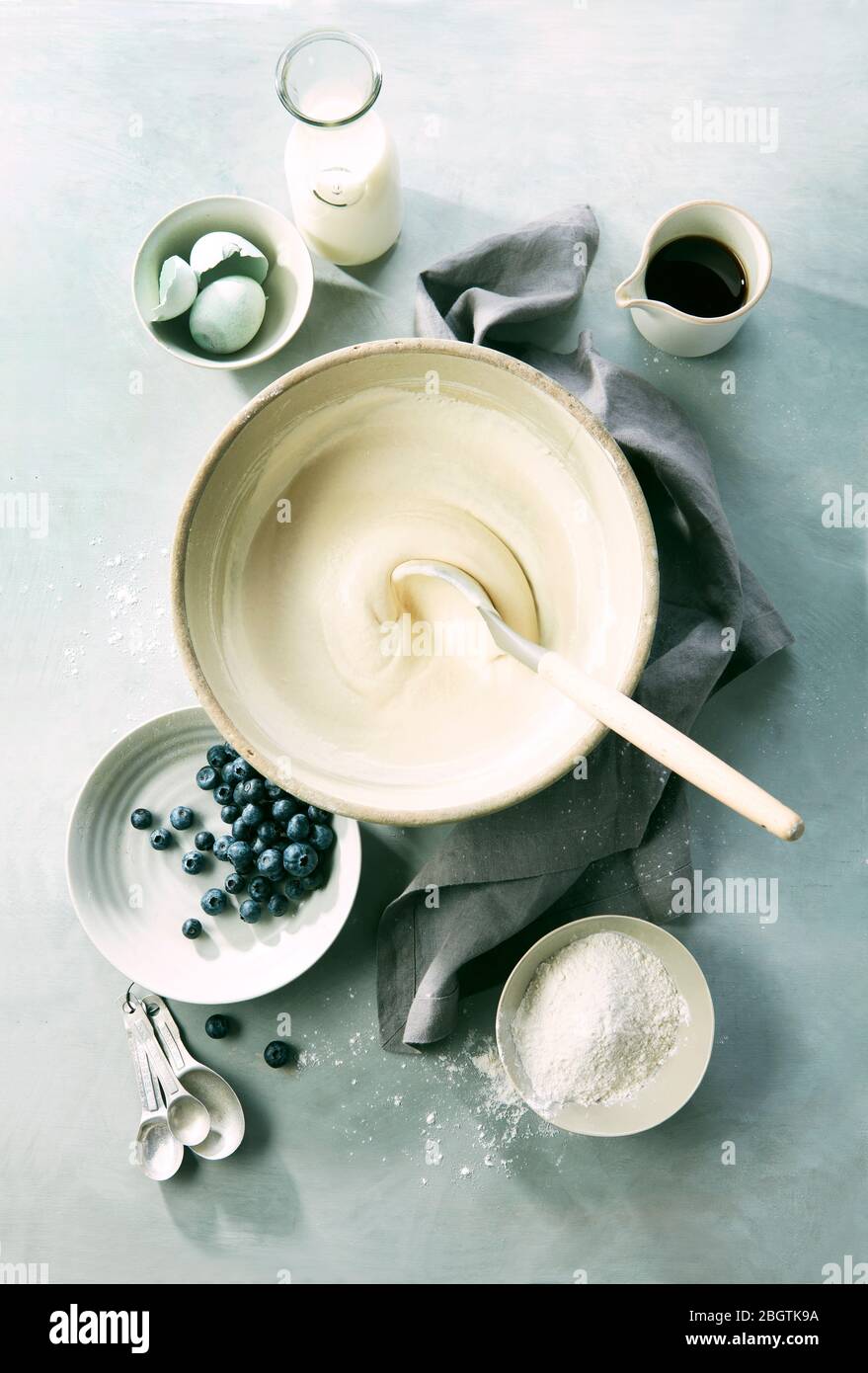 Preparazione di pancake di mirtillo al latte di Buttermilk con ingredienti Foto Stock