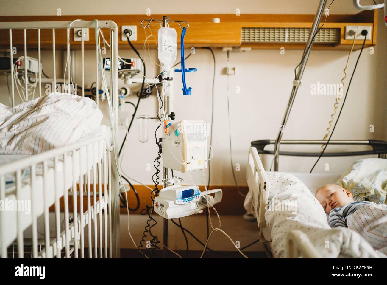 Bambino malato in ospedale con un coronavirus del virus Foto Stock