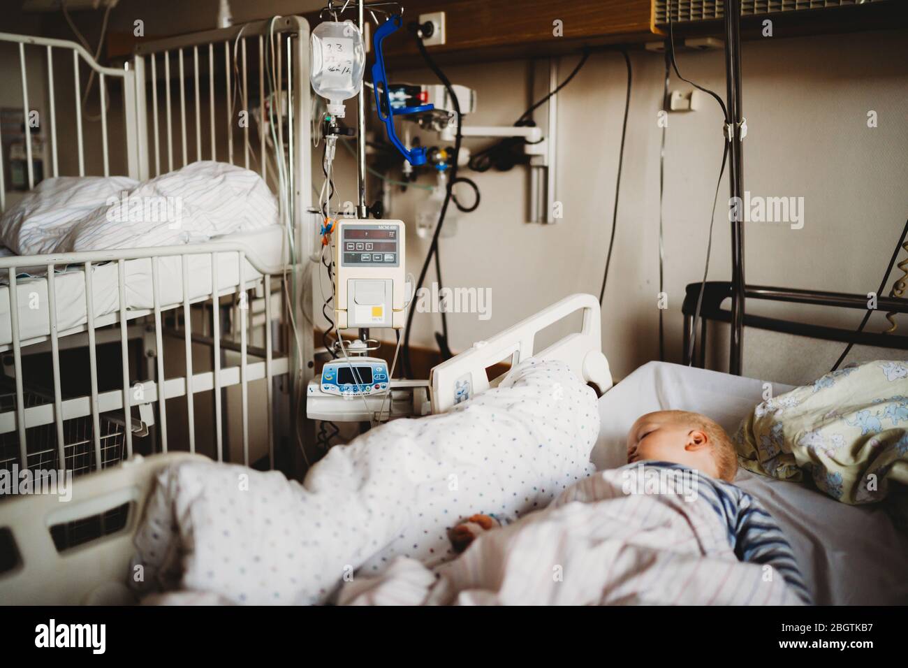 Bambino malato in ospedale con un coronavirus del virus Foto Stock