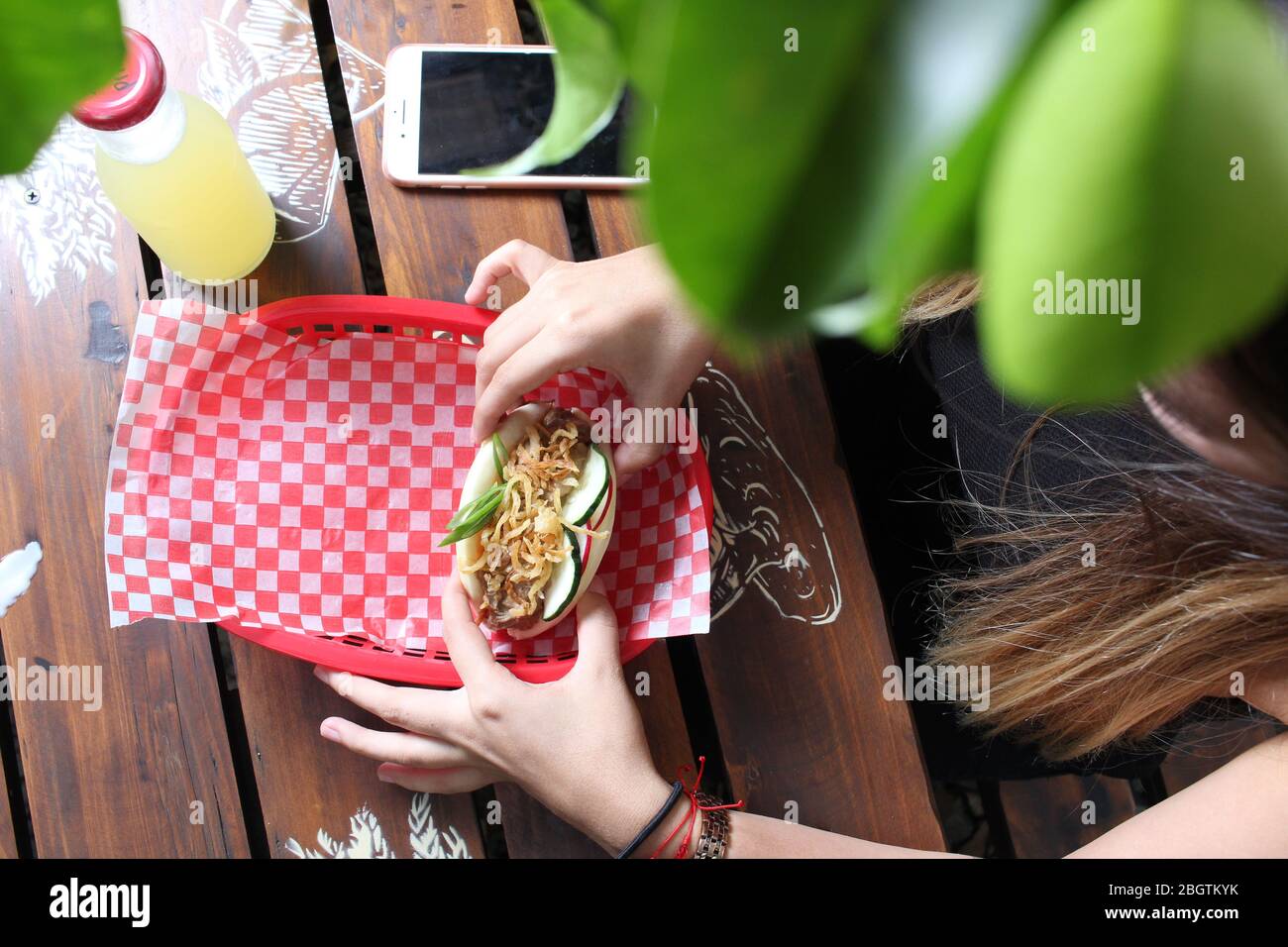 donna pronta a mangiare un bao in un naturale Foto Stock