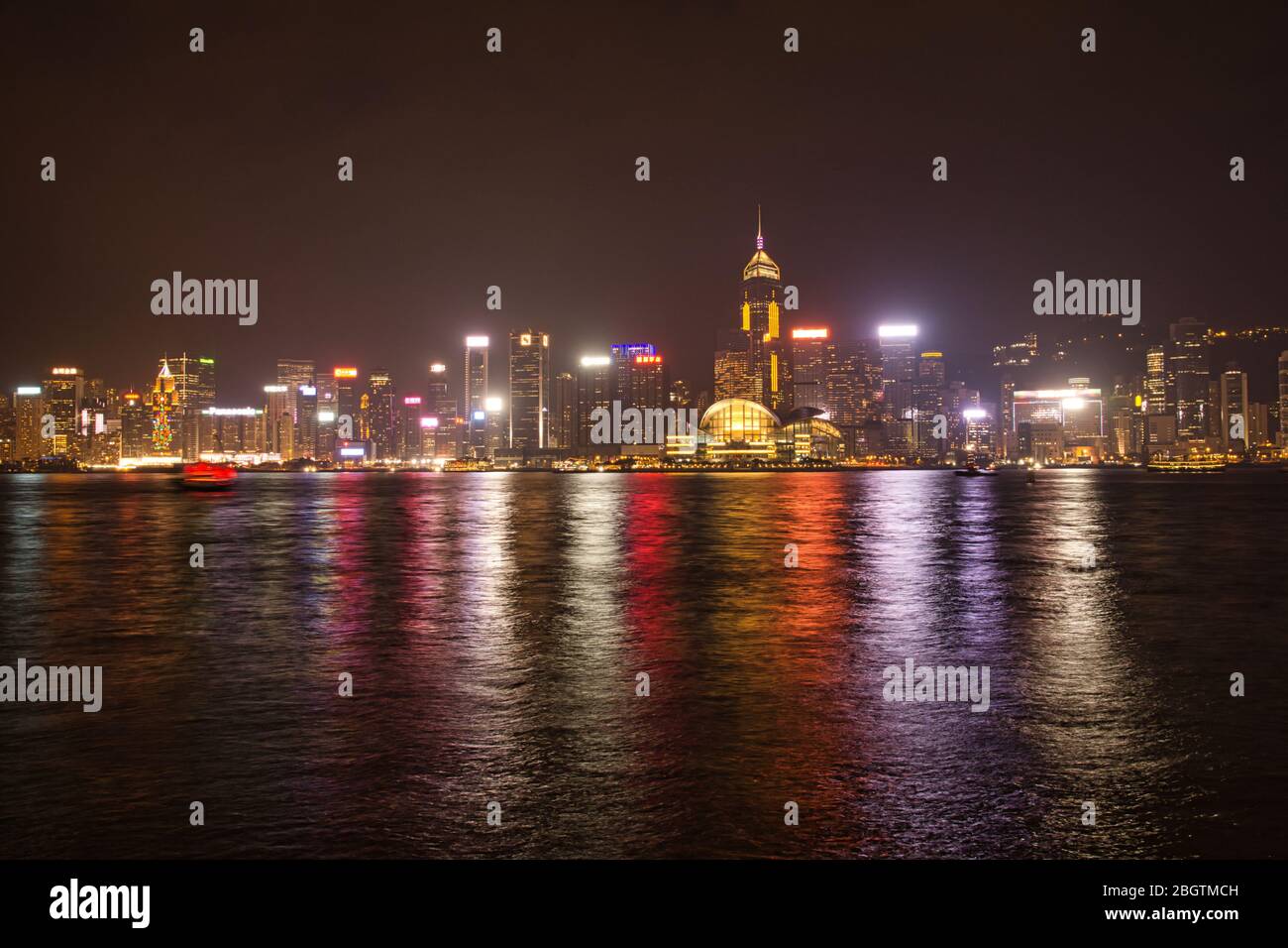 Hong Kong è una metropoli fiorente, chiamato anche "Perla d'Oriente'. La vista notturna del porto di Victoria, splendida architettura vi lascerà mes Foto Stock