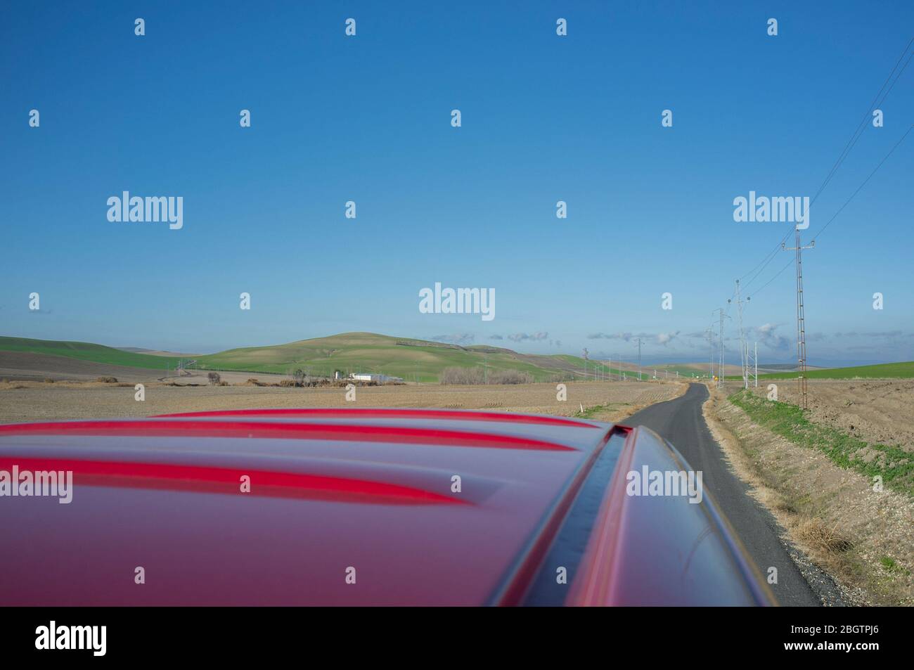 Guida lungo i pascoli andalusi della Spagna meridionale. Percorsi rilassanti in auto concetto. Vista sul tetto Foto Stock