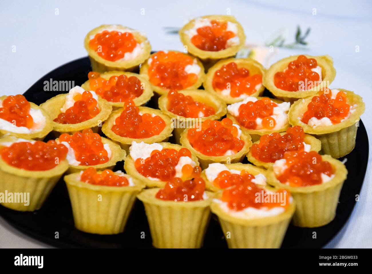 Tazze da waffle con maionese e caviale rosso. Tazze da waffle con maionese e caviale rosso. Foto Stock