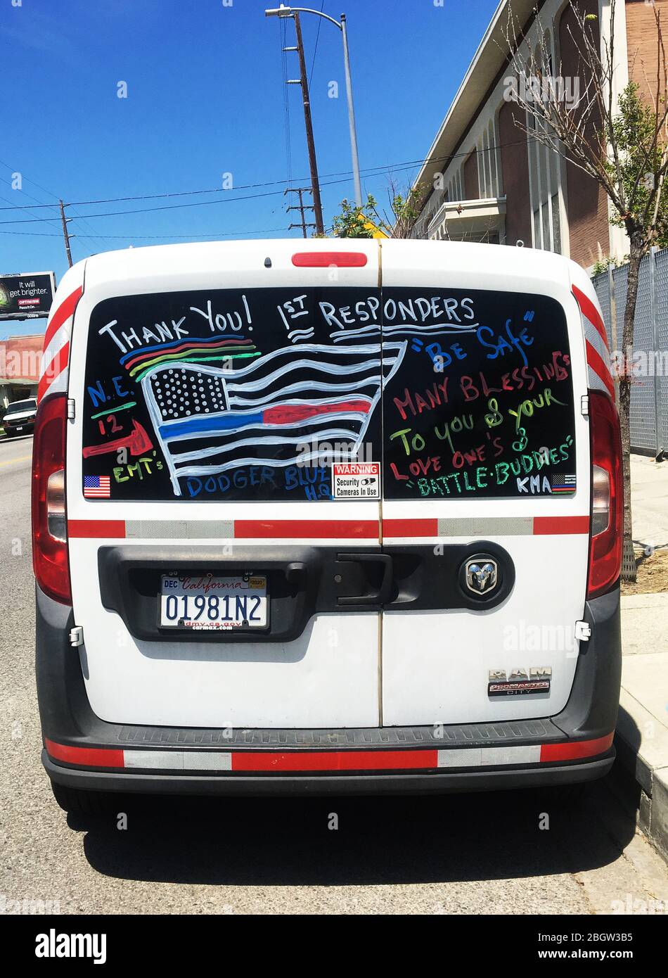 Auto parcheggiata con opere d'arte a supporto dei primi soccorritori nella pandemia mondiale di Corona Virus Foto Stock