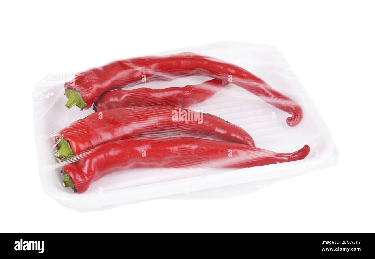 Pepe confezionato in pellicola di cibo isolato su bianco Foto Stock