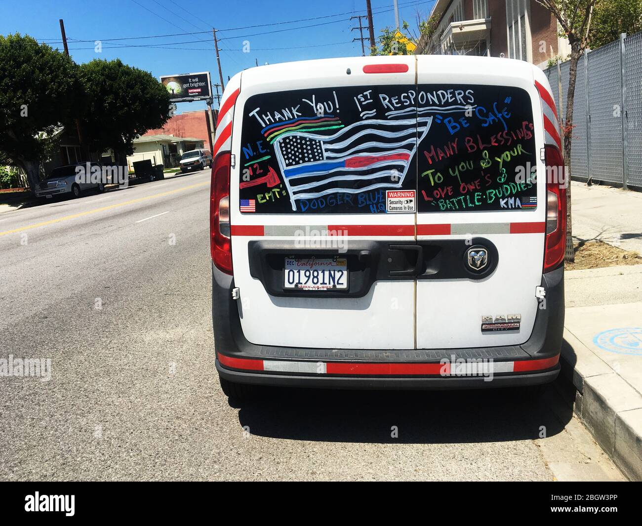 Auto parcheggiata con opere d'arte a supporto dei primi soccorritori nella pandemia mondiale di Corona Virus Foto Stock