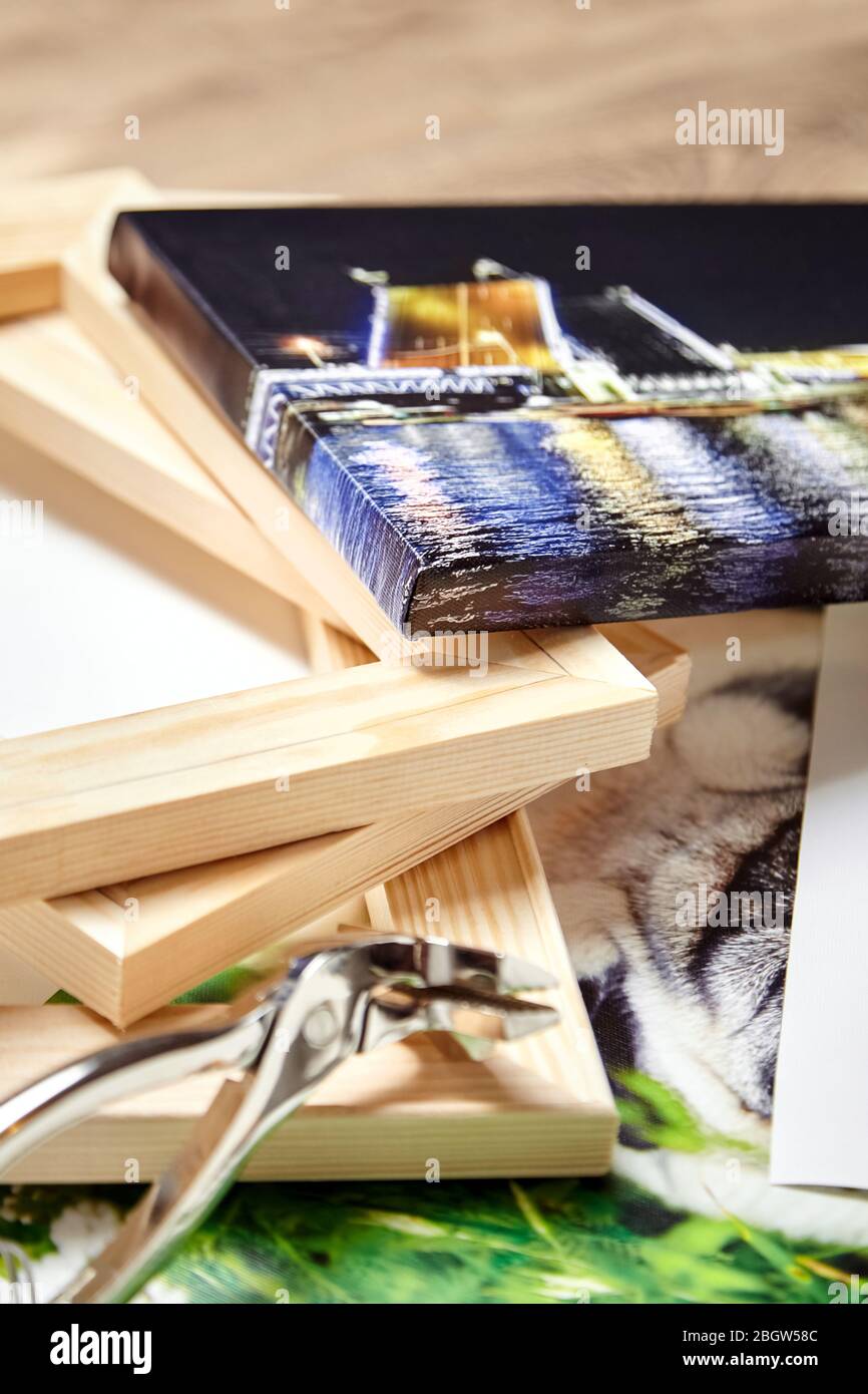 Stampa su tela con tecnica di avvolgimento per il montaggio e lo stiro di tela. Bordo e angolo di foto stirate, barelle e pinze per tele, clo Foto Stock