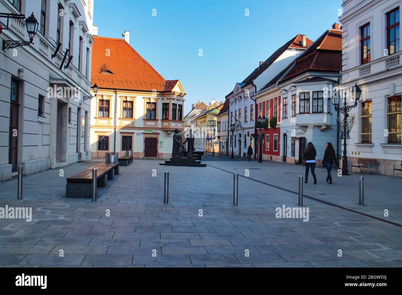 Scena stradale a Györ, Ungheria, una delle principali città tra Vienna e Budapest nella regione occidentale della Transdanubia. Foto Stock