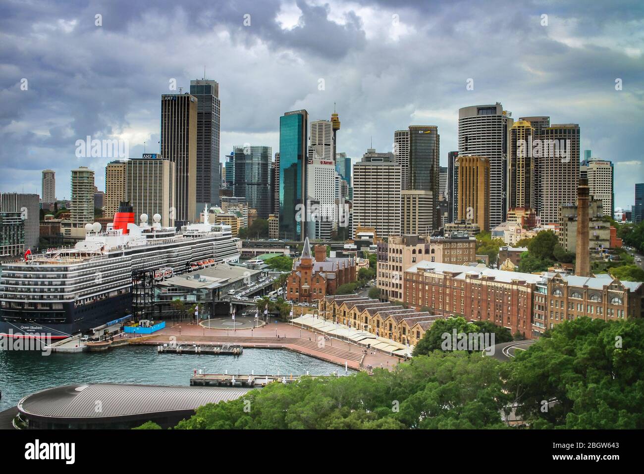Skyline del quartiere centrale degli affari di Sydney con Circular Quay del porto di Sydney visto dall'Harbour Bridge. Sydney, nuovo Galles del Sud, Australia. Foto Stock