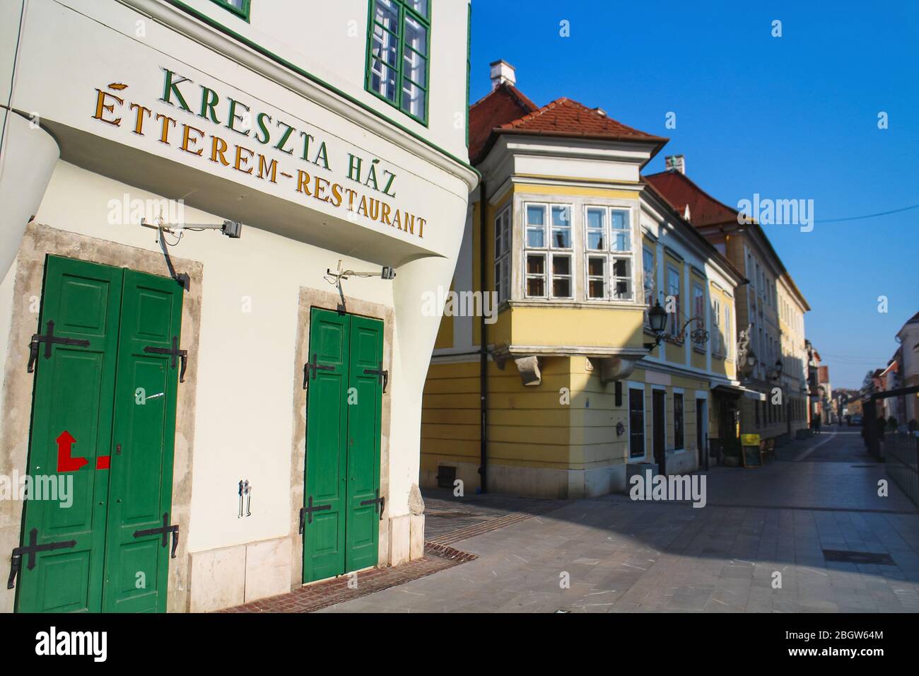 Scena stradale a Györ, Ungheria, una delle principali città tra Vienna e Budapest nella regione occidentale della Transdanubia. Foto Stock