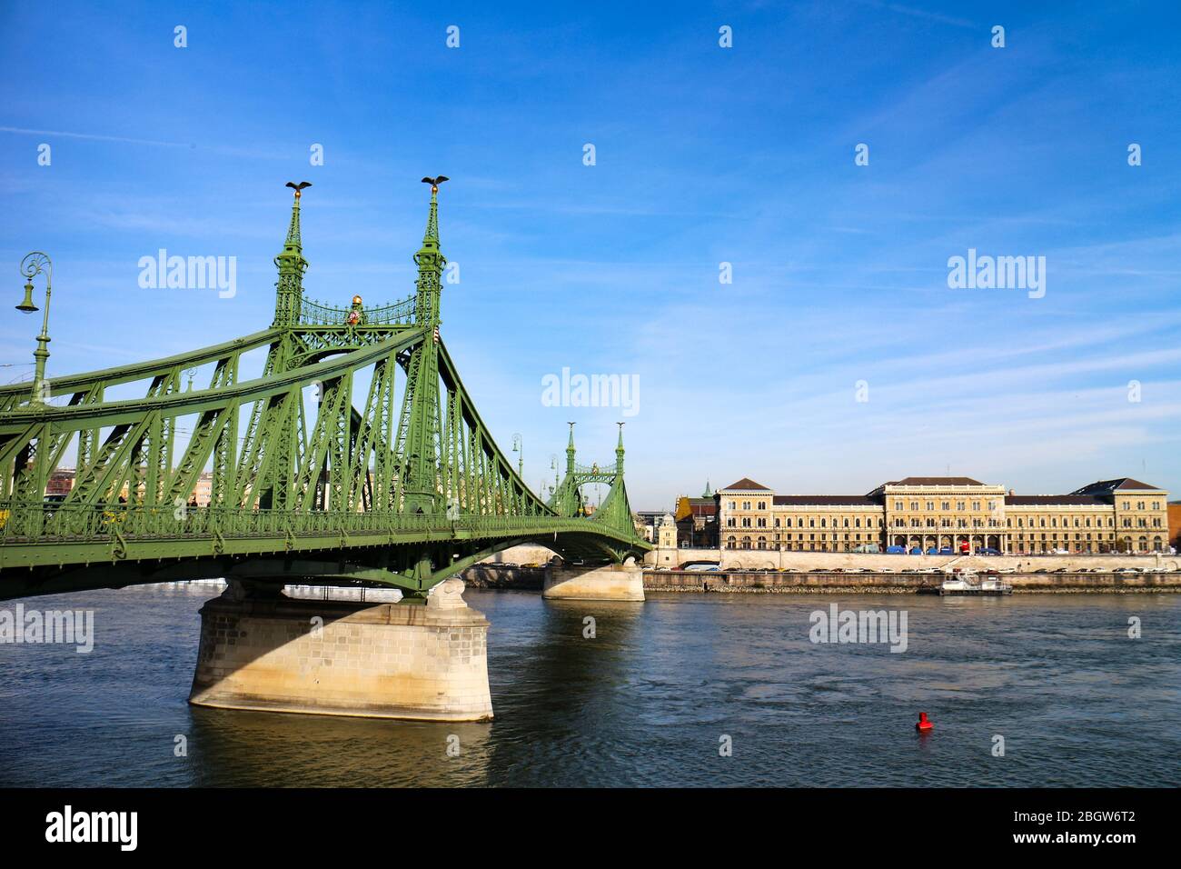 Ponte della libertà (o Ponte della libertà) che collega Buda e Pest attraverso il fiume Danubio nel centro della città meridionale di Budapest, capitale dell'Ungheria. Foto Stock