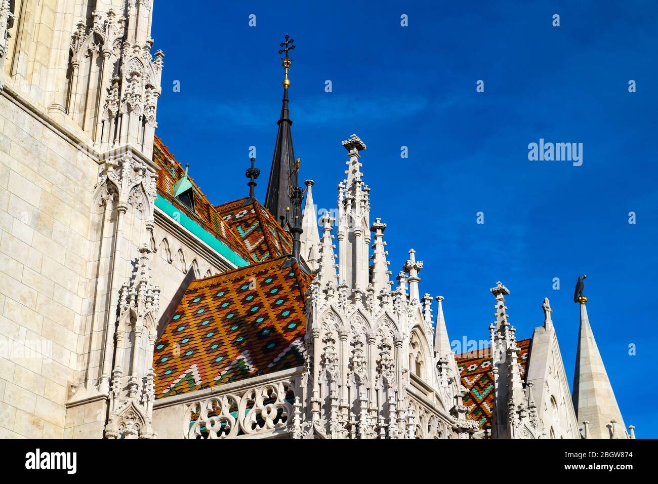 Dettagli sul tetto con piastrelle ornamentali floreali sulla chiesa di Mathias, una delle principali attrazioni del Bastione dei pescatori nella parte Buda di Budapest, Ungheria. Foto Stock