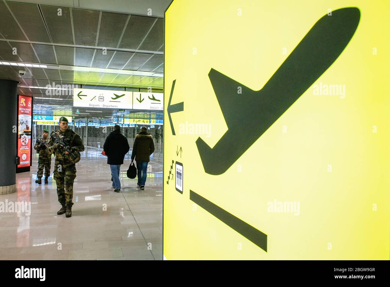 BLAGNAC, FRANCIA - DICEMBRE 01: I soldati francesi pattugliano durante una missione di sicurezza in un aeroporto per l'operazione di sentinelle, Occitanie, Blagnac, Francia Foto Stock