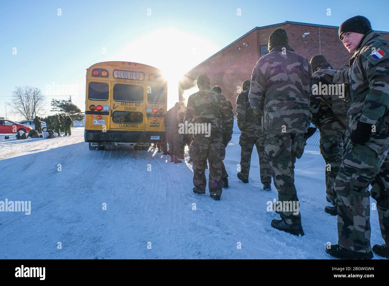 SAGUENAY, CANADA - GENNAIO 15: Un gruppo di soldati che prendono l'autobus durante un esercizio militare franco-canadese, Québec, Saguenay, Canada il 15 gennaio, Foto Stock