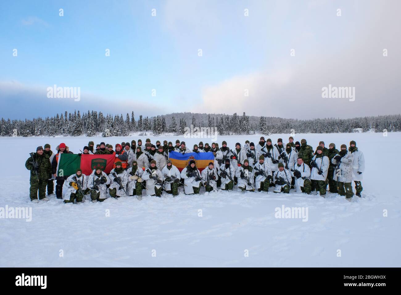 SAGUENAY, CANADA - 13 GENNAIO: Un gruppo di soldati nella neve durante un esercizio militare franco-canadese, Quebec, Saguenay, Canada il 13 gennaio 201 Foto Stock