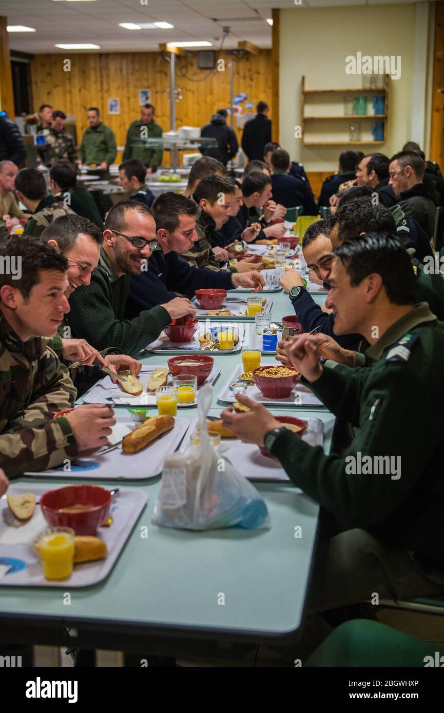 CHAMONIX, FRANCIA - GENNAIO 30: I soldati mangiano la loro cena alla scuola militare di alta montagna allenando i futuri cacciatori alpini, Auvergne-Rhône-al Foto Stock