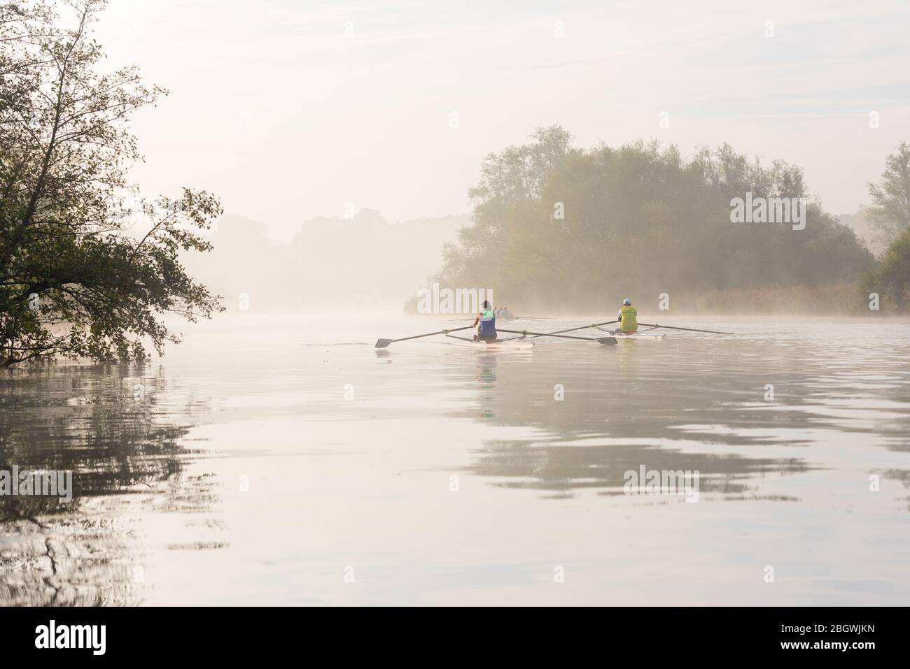 Due barche a remi su un fiume misterioso ii. Ottobre 2018 Foto Stock