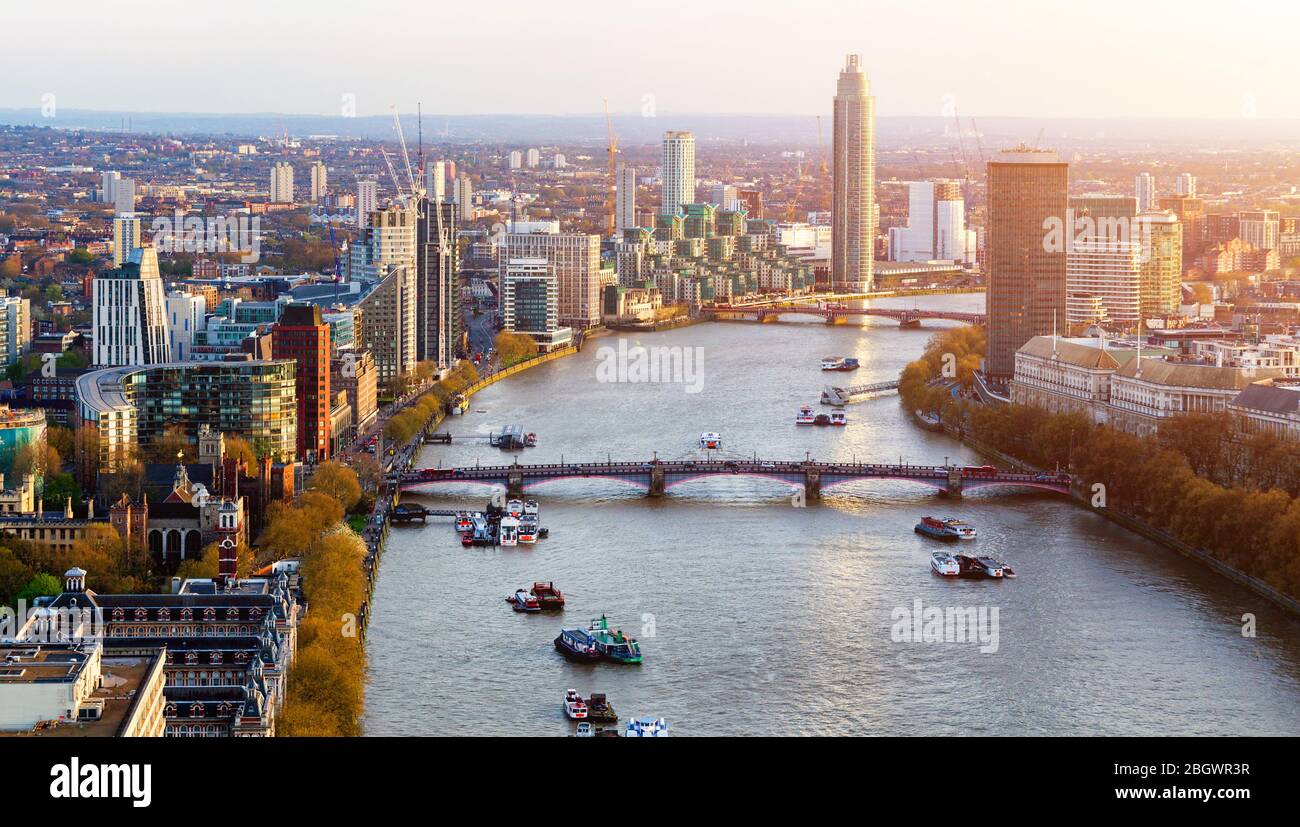 Antenna vista panoramica su Londra. Vista verso la Casa del Parlamento, il London Eye e il Westminster Bridge sul fiume Tamigi. Foto Stock