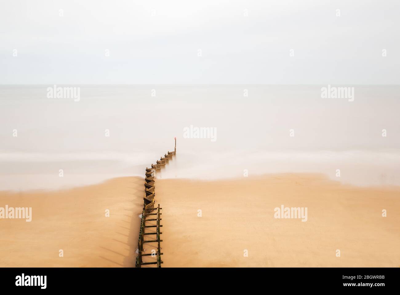 Zig zag mare groyne e movimento delle onde morbide. Overstrand, febbraio 2020 Foto Stock