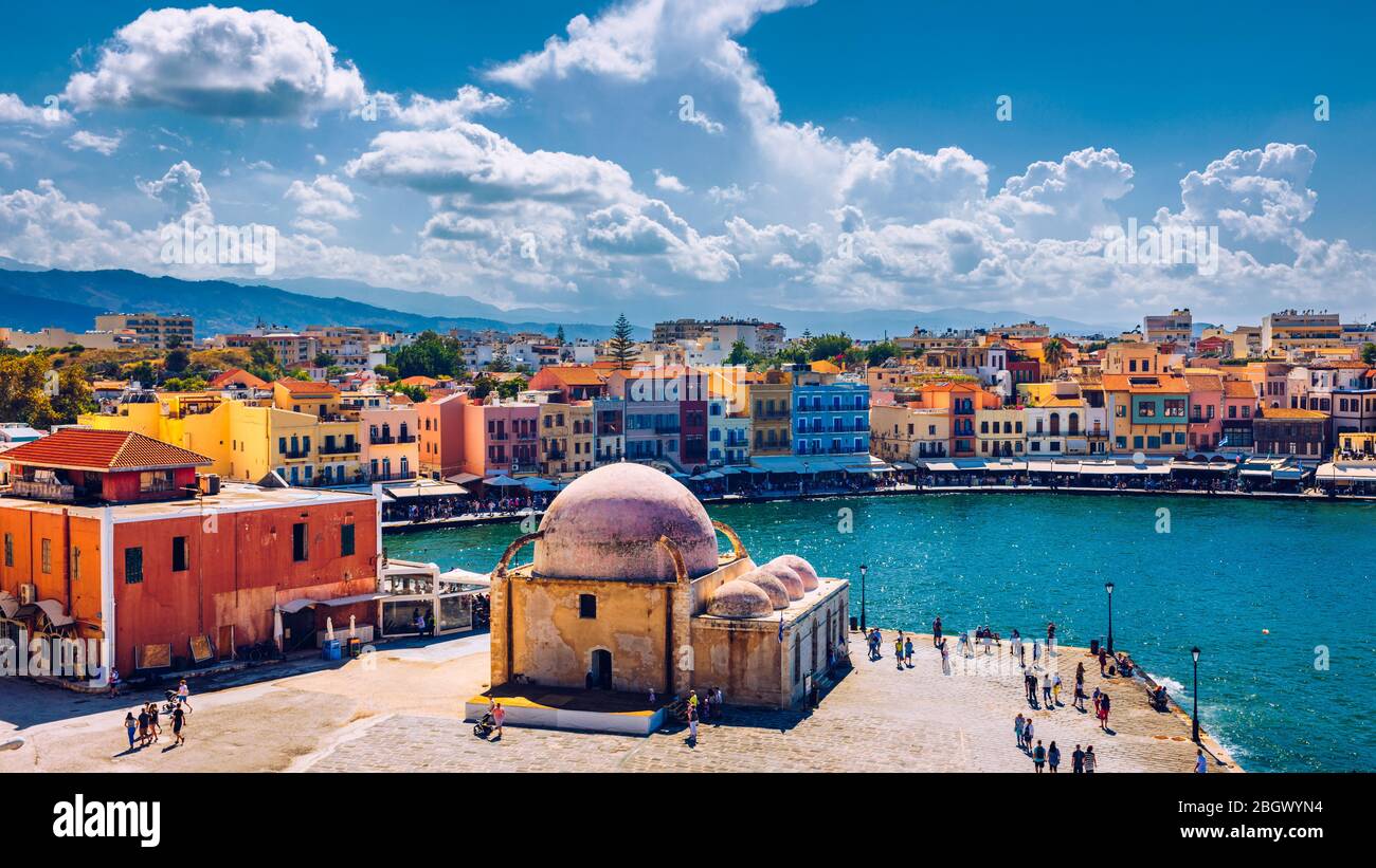 Moschea nel vecchio porto veneziano di Chania città sull isola di Creta, Grecia. Vecchia Moschea a Chania. Janissaries o Kioutsouk Moschea Hassan a Chania Creta Foto Stock