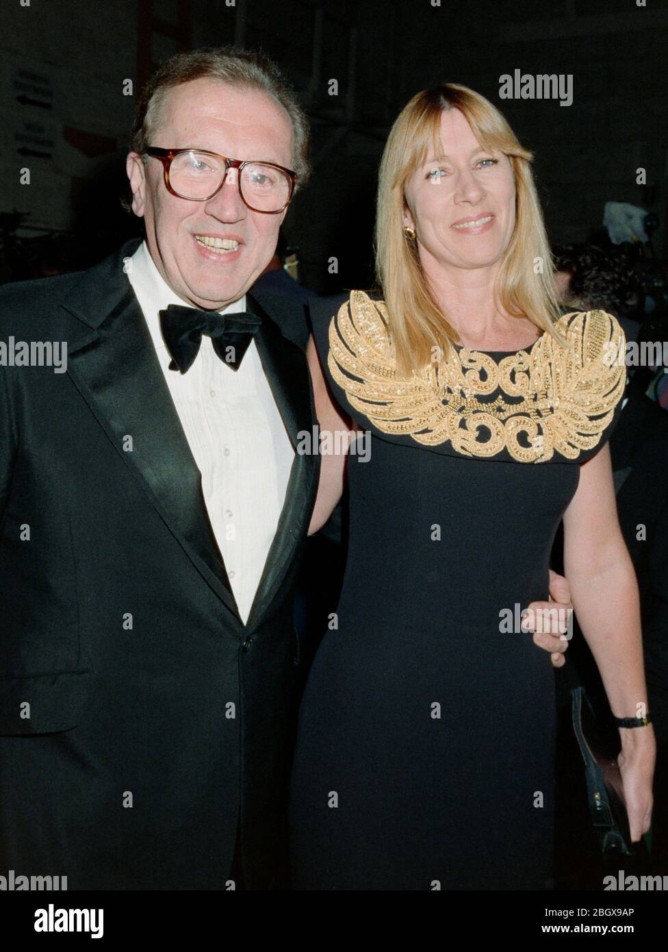 LOS ANGELES, CA. c. 1993: Produttore/personalità TV Sir David Frost & moglie Lady Carina Fitzalan-Howard. Foto file © Paul Smith/Featureflash Foto Stock