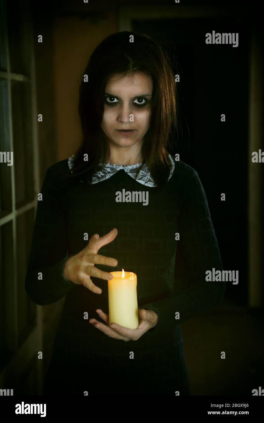 Horror scena di con donna spaventosa Foto Stock