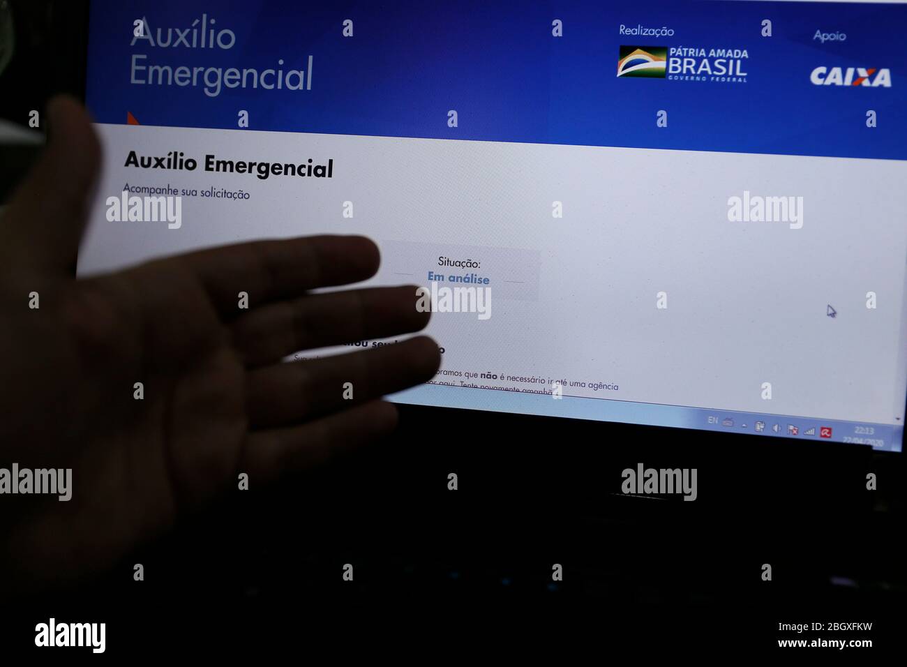 Minas Gerais, MG / Brasile - 22 aprile 2020: Schermo del computer e telefono cellulare con aiuto di emergenza pagina del governo del Brasile, in esame. Foto Stock