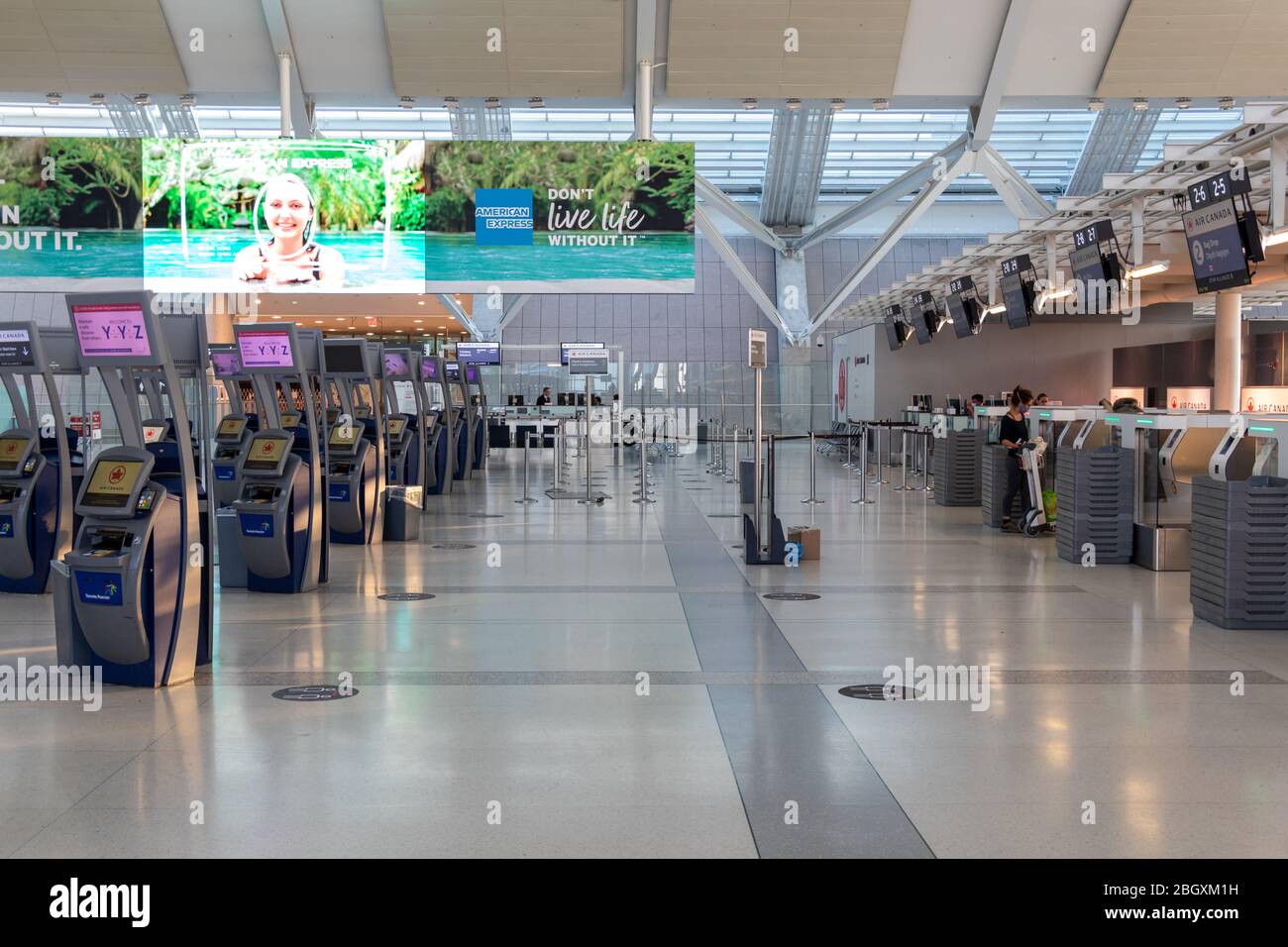 Vicino all'area vuota del check-in e del rientro dei pacchetti all'interno dell'Aeroporto Pearson di Toronto durante la pandemia COVID-19. Foto Stock