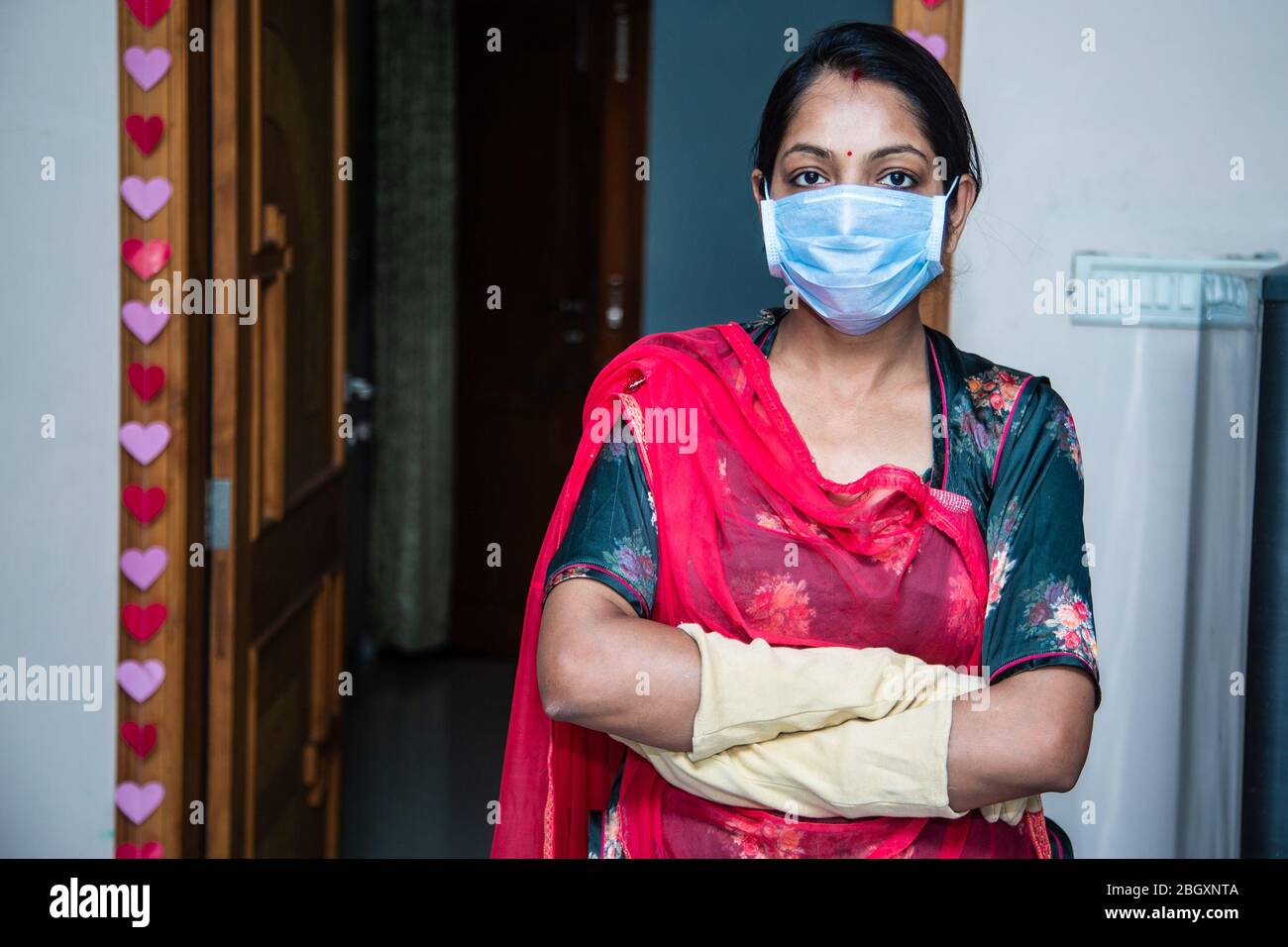 Ritratto di giovane donna indiana che indossa maschera per proteggere Coronavirus / covid-19, smog PM 2.5 cattivo inquinamento dell'aria. Protezione dalle malattie del cuore a Foto Stock