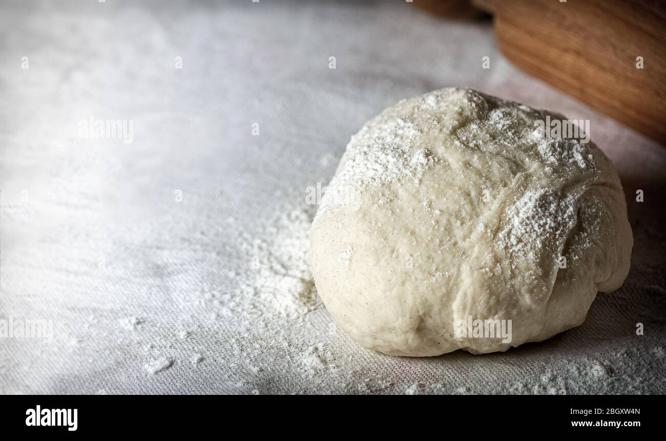 Pasta per pizza italiana fatta in casa Foto Stock