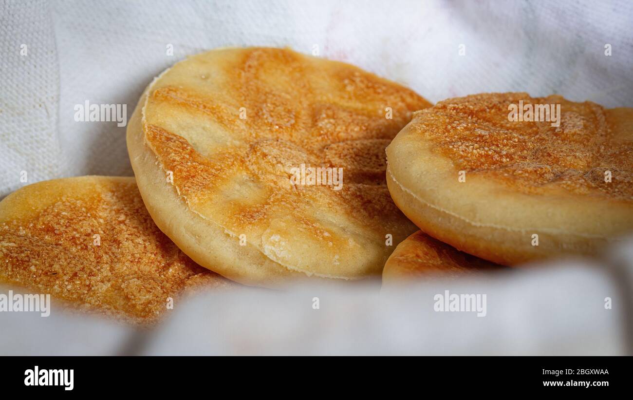 Primo piano del cibo tradizionale italiano di strada: Tigelle Foto Stock
