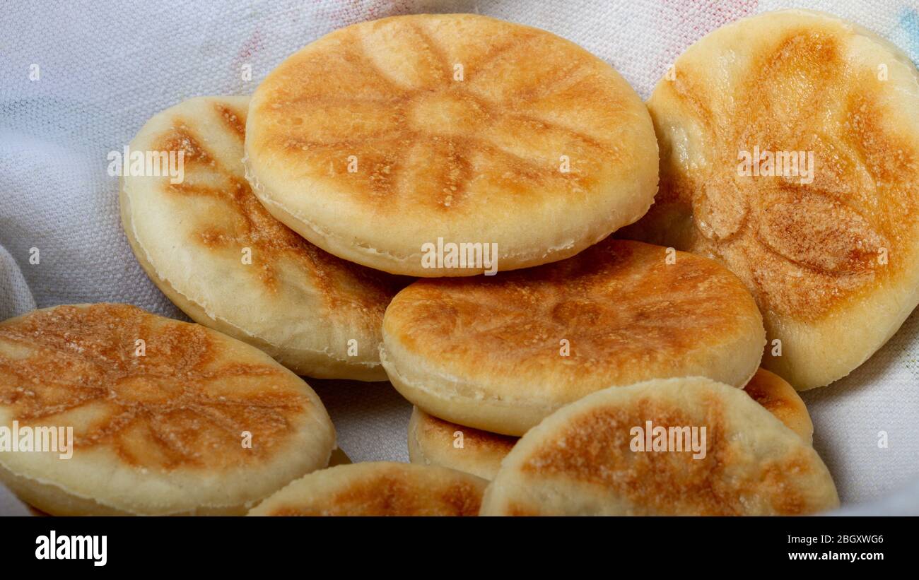 Cucina tradizionale italiana: Tigelle Foto Stock