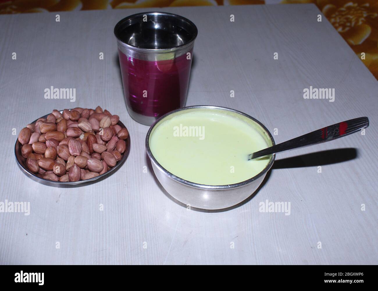 Tradizionale budino di latte al vapore in una ciotola d'argento, dolce e cremoso famoso asiatico su compensato bianco. Foto Stock