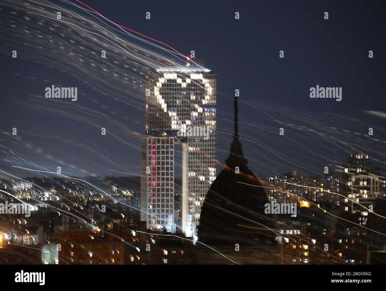 Un edificio che attraversa l'East River da Manhattan conosciuto come The One South First (1S1) illumina le sue finestre a forma di cuore per la Giornata della Terra mercoledì 22 aprile 2020 a New York. Ogni anno, il 22 aprile, la Giornata della Terra celebra l'anniversario della nascita del movimento ambientale moderno nel 1970. Si stima che 2.5 milioni di persone siano state infettate con il nuovo coronavirus a livello globale e che abbia ucciso più di 171,000 persone in tutto il mondo. Negli Stati Uniti si registra circa il 25% di questi decessi. Foto di John Angelillo/UPI Foto Stock