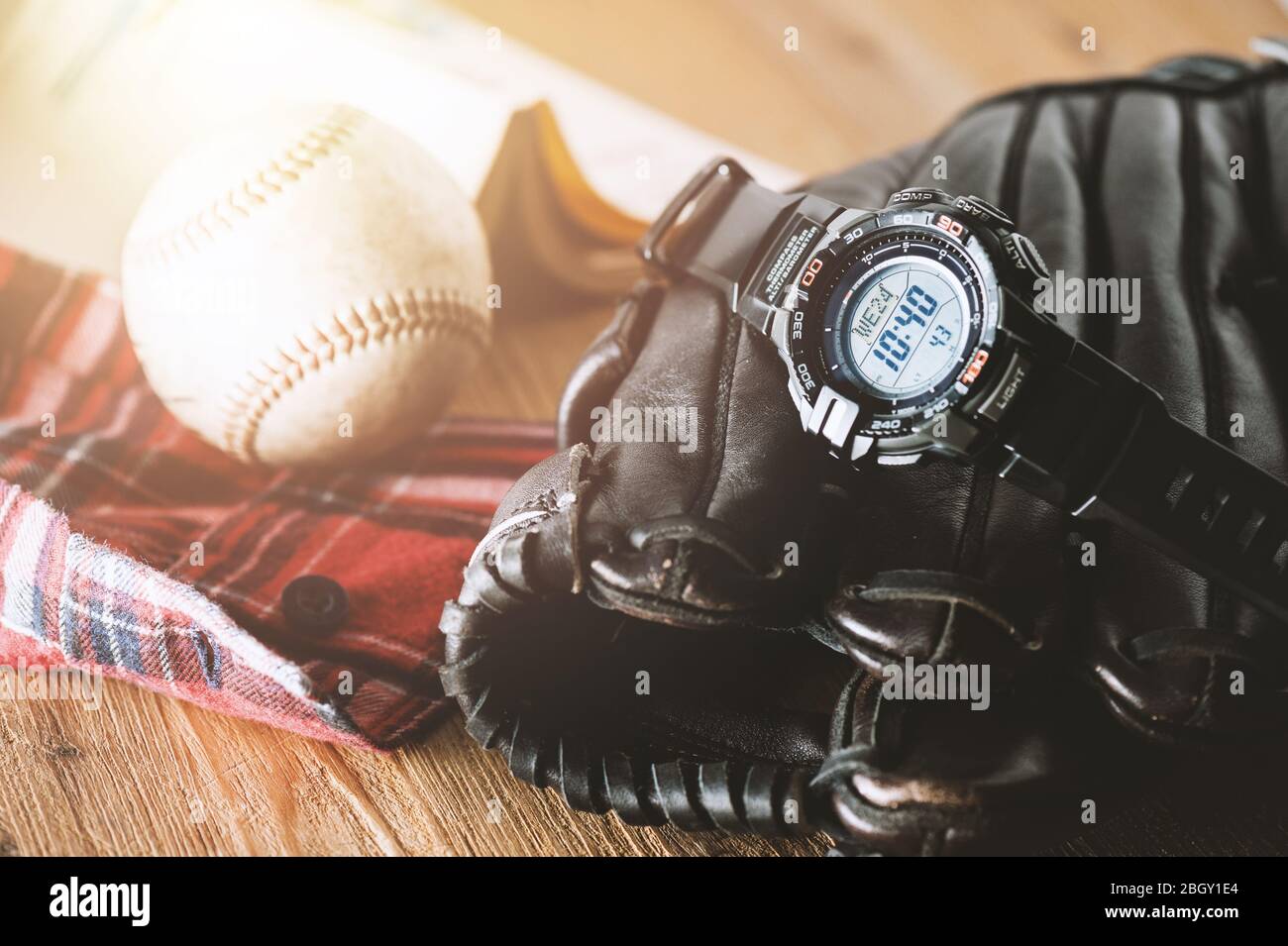 Orologio digitale nero per attività all'aperto con cronometro, timer con conto alla rovescia, retroilluminazione e resistenza all'acqua. Foto Stock
