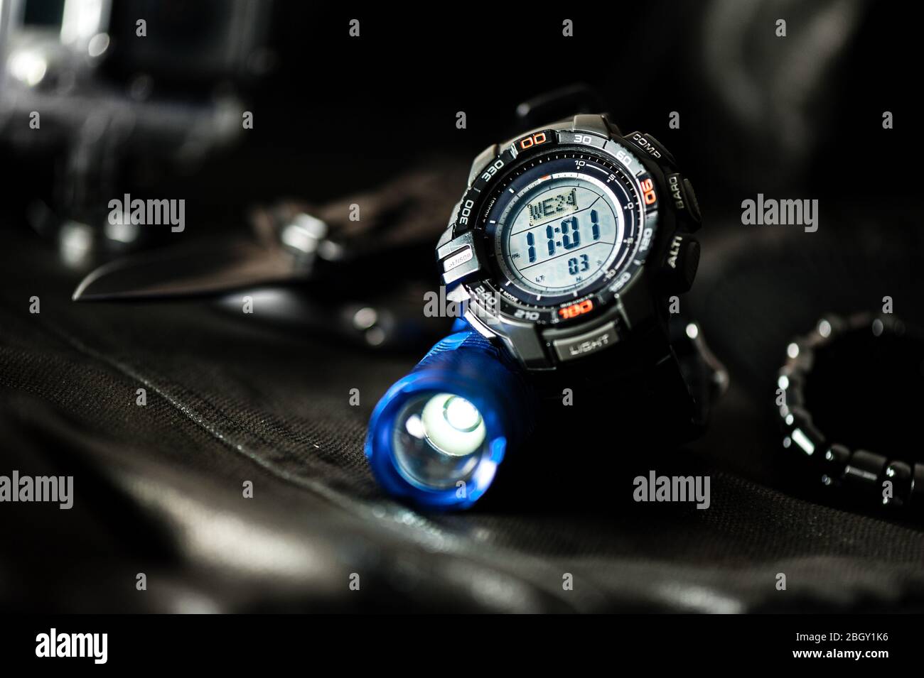 Orologio digitale nero per attività all'aperto con cronometro, timer con conto alla rovescia, retroilluminazione e resistenza all'acqua. Foto Stock