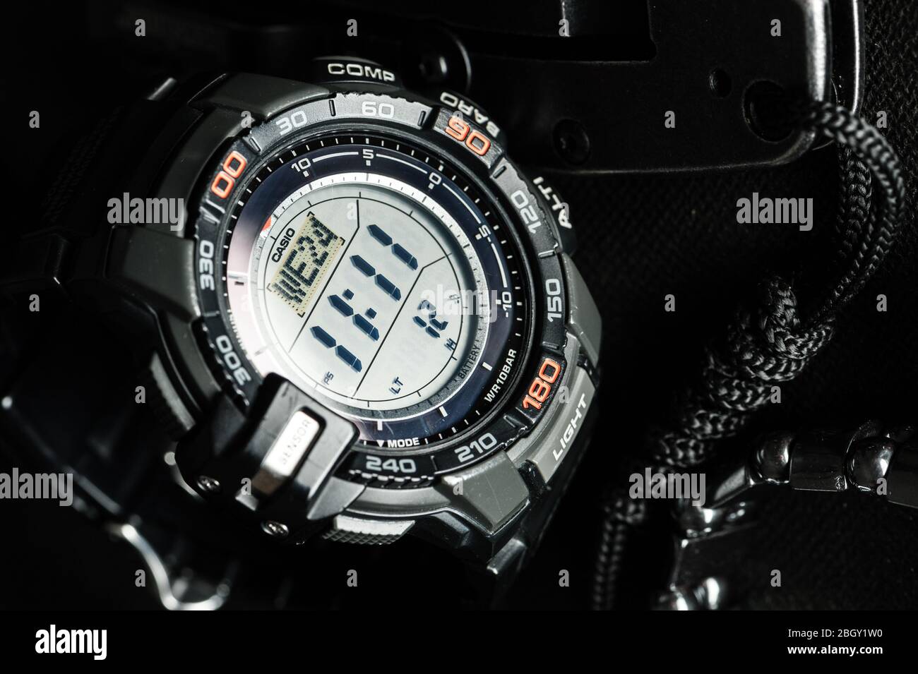 Orologio digitale nero per attività all'aperto con cronometro, timer con conto alla rovescia, retroilluminazione e resistenza all'acqua. Foto Stock