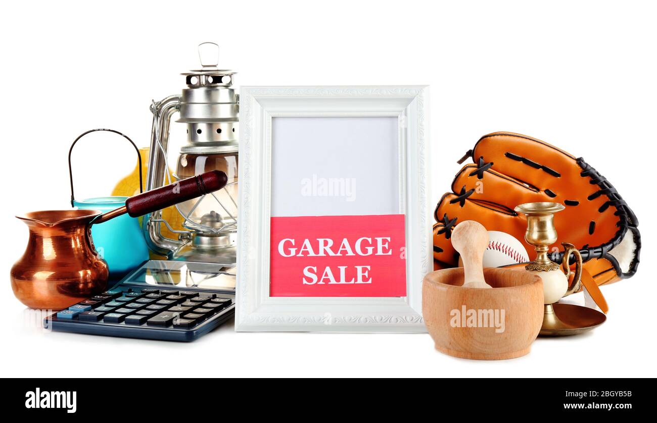 Cose indesiderate pronte per una vendita garage, isolate su bianco Foto Stock
