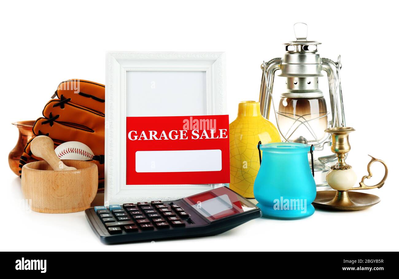 Cose indesiderate pronte per una vendita garage, isolate su bianco Foto Stock