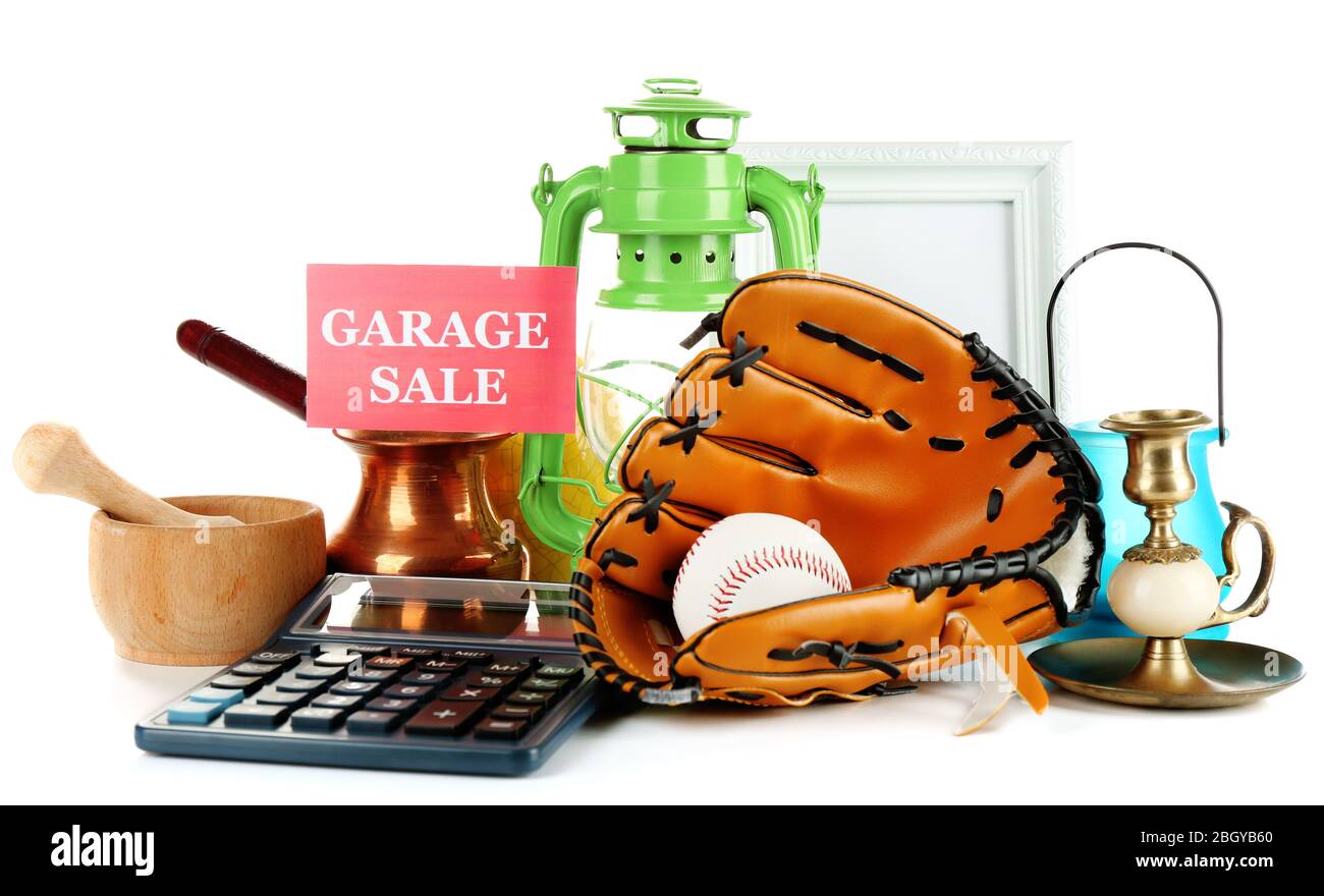 Cose indesiderate pronte per una vendita garage, isolate su bianco Foto Stock