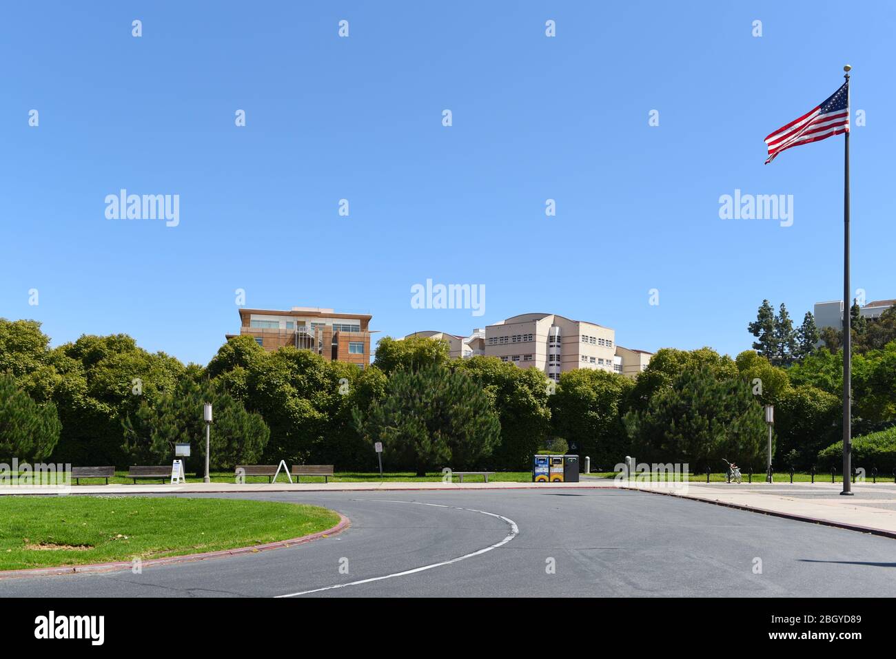 IRIVNE, CALIFORNIA - 21 APRILE 2020: Bandiera polare guardando verso gli edifici di Scienze sociali nel campus dell'Università di California Irvine, UCI Foto Stock
