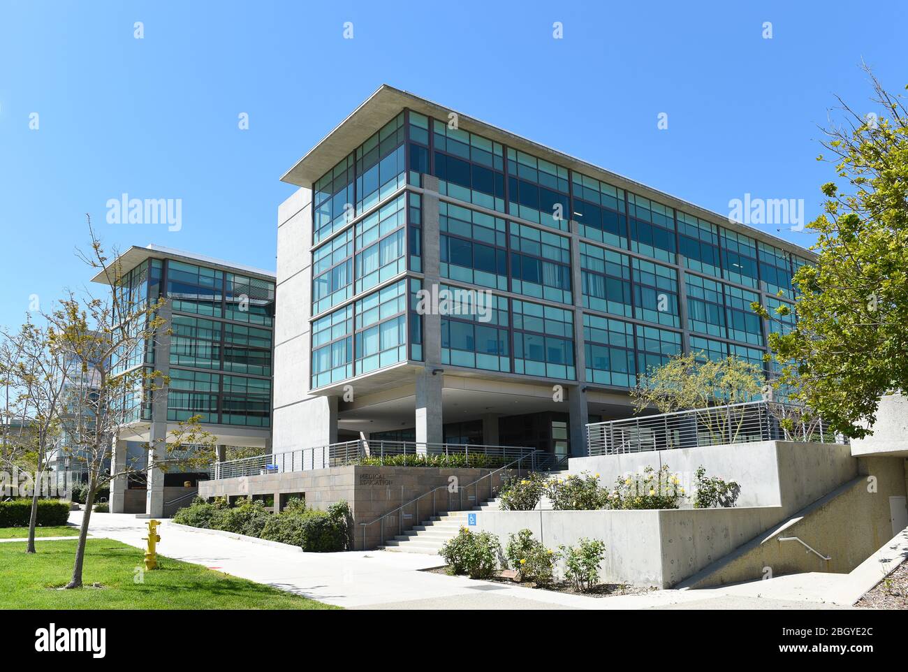 IRVINE, CALIFORNIA - 22 APRILE 2020: Edifici di Educazione medica sul campus dell'Università della California Irvine, UCI. Foto Stock