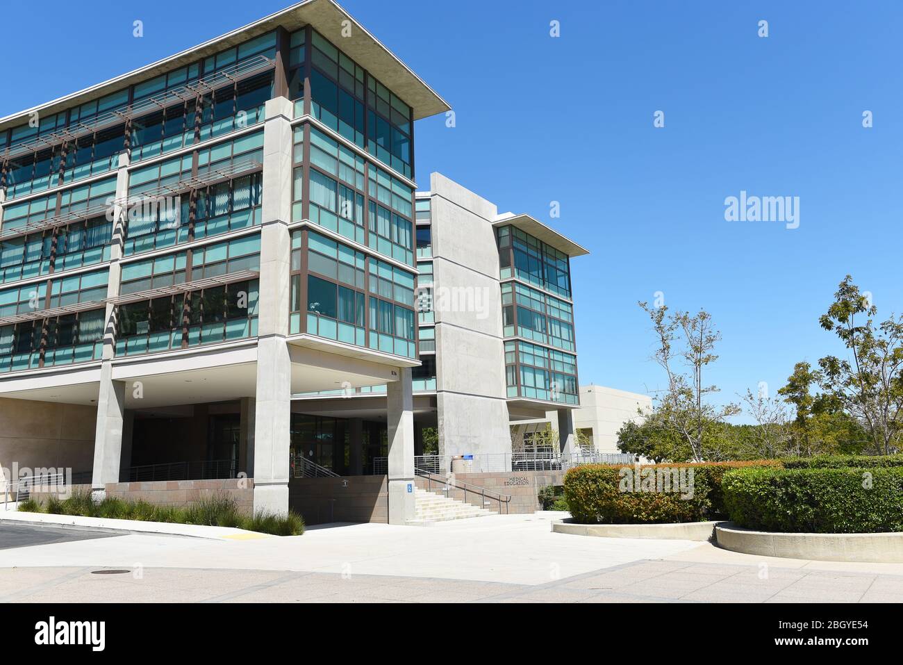 IRVINE, CALIFORNIA - 22 APRILE 2020: Edifici di Educazione medica sul campus dell'Università della California Irvine, UCI. Foto Stock