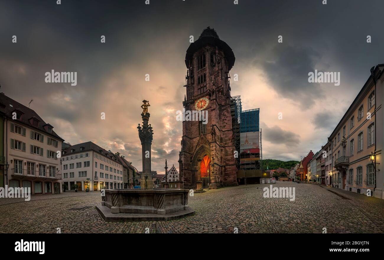 Vista panoramica sulla cattedrale di Friburgo Munster in Piazza Munsterplatz, Germania Foto Stock