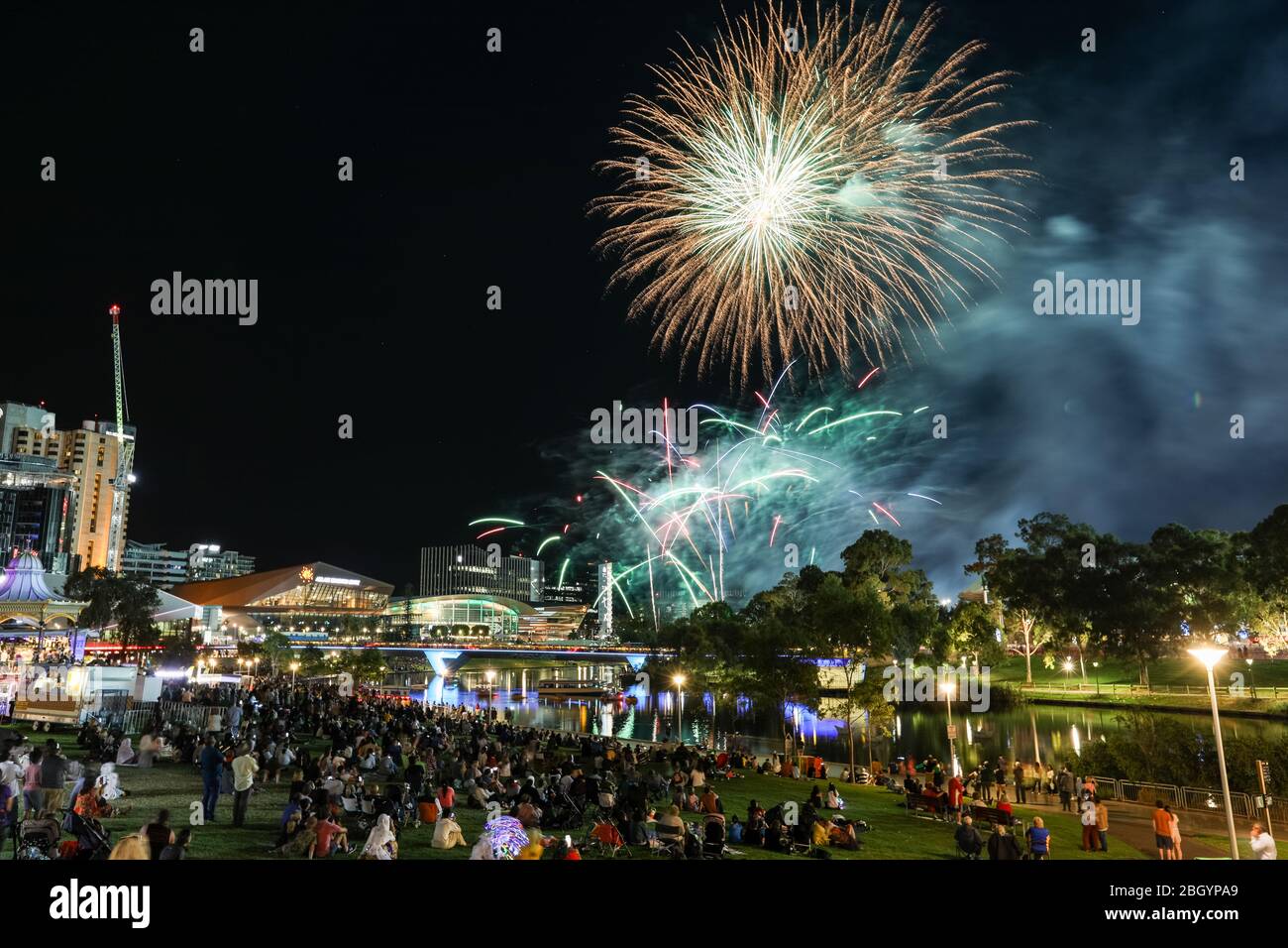 Spettacolo pirotecnico al giorno 2020 dell'Australia nelle celebrazioni della città ad Adelaide, Australia Meridionale Foto Stock