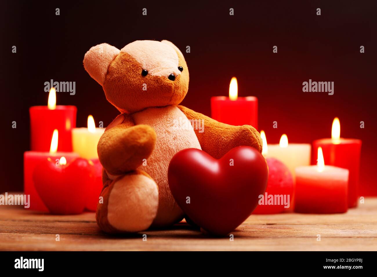 Regalo romantico con candele, il concetto di amore Foto Stock